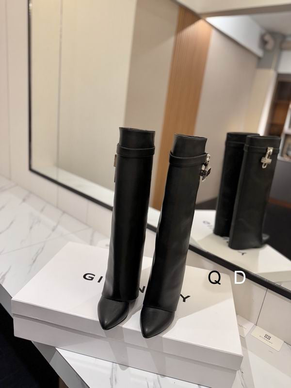 Elegant Knee-High Leather Boots with Lock Detail