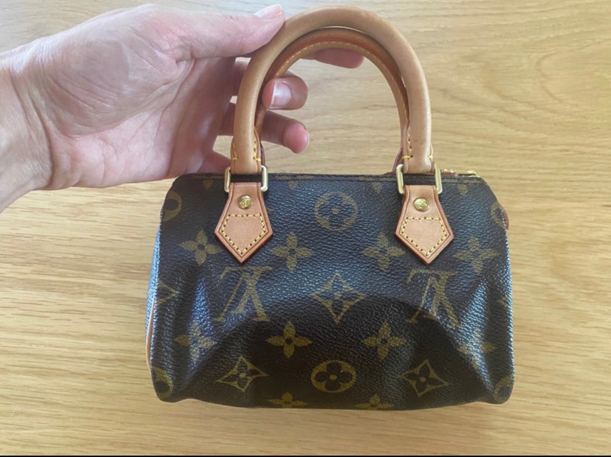 Customer with a minimal everyday bag