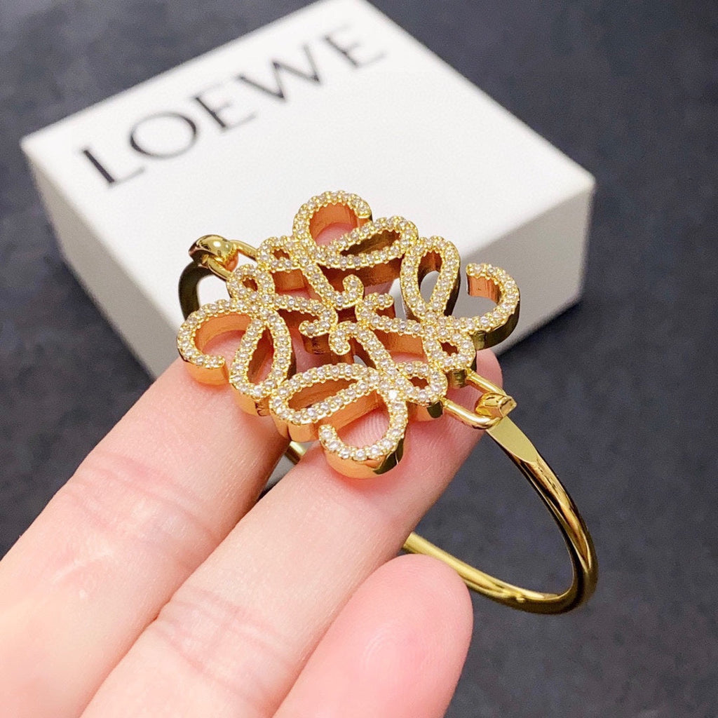 LW Pendant Bracelet