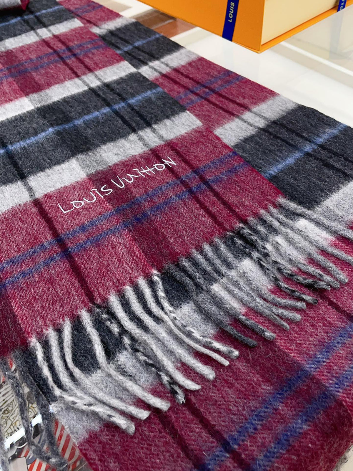 Classic Cashmere Scarf – Unisex Design