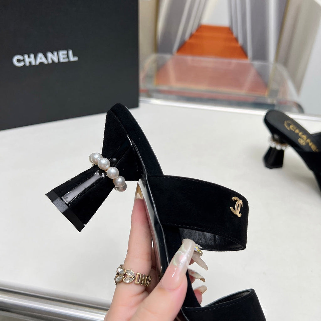 Retro Round-Toe Velvet Sandals